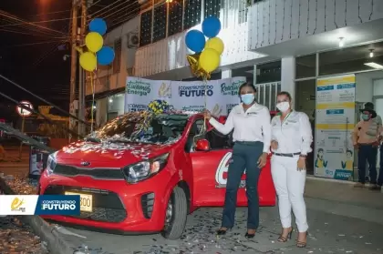 Aniversario: El premio mayor, un automóvil 0km se lo ganó la usuaria de Saravena María Hilaría Ortega Pabón por estar al día con la empresa.